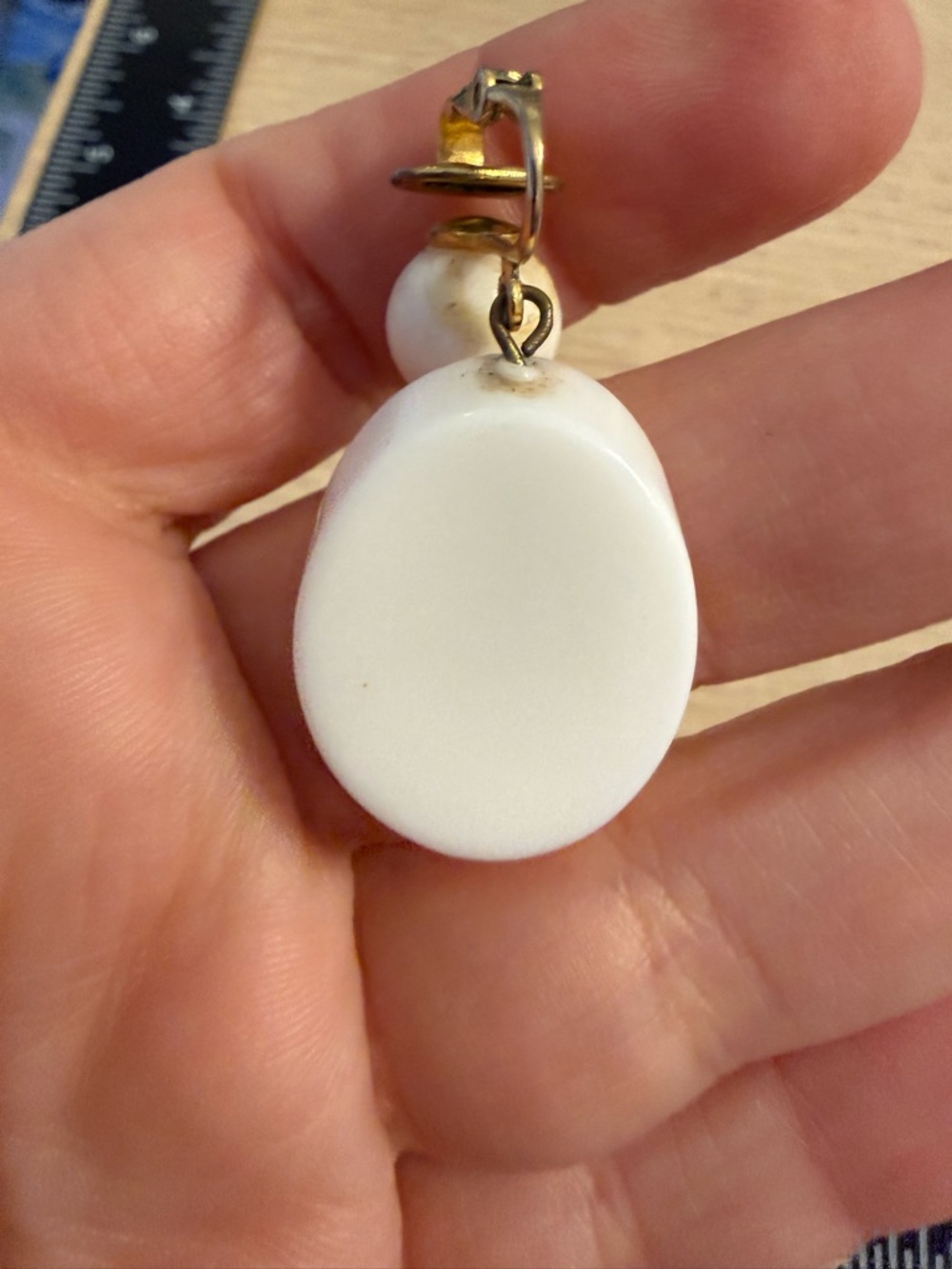 Vintage Crown Trifari White Milk Glass Oval Drop Clip On Earrings Gold Tone - Picture 3 of 4